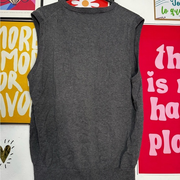 IZOD Men’s Gray Sweater Vest L Sleeveless Pullover Classic Knit - Picture 2 of 4